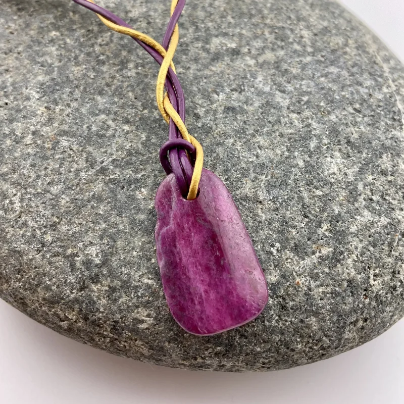 Glut der Seele – Rubin mit Lederband Aubergine & Gold