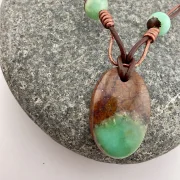 Grüne Seele der Natur – Chrysopras in Kupfer & Leder