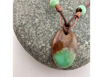 Grüne Seele der Natur – Chrysopras in Kupfer & Leder