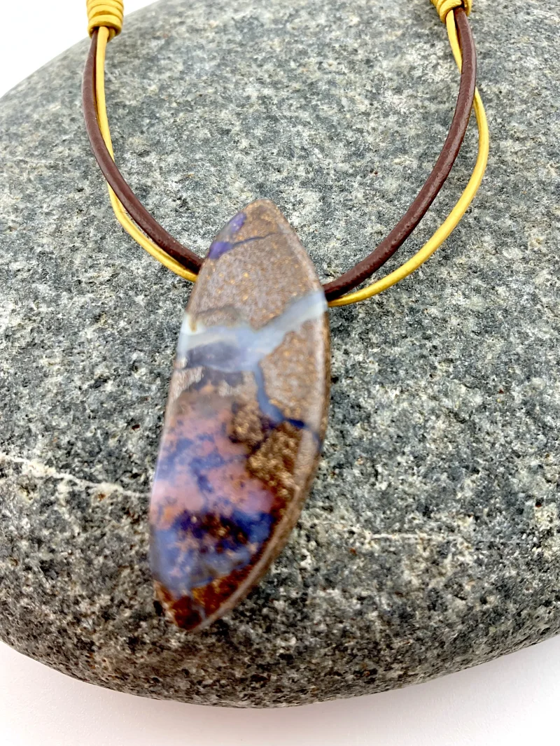 Magisches Farbspiel in Braun, Gold und Blau – Damenkette mit Boulder Opal
