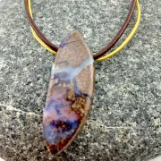 Magisches Farbspiel in Braun, Gold und Blau – Damenkette mit Boulder Opal