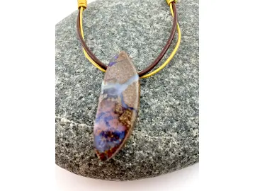 Magisches Farbspiel in Braun, Gold und Blau – Damenkette mit Boulder Opal