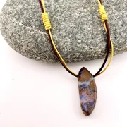Magisches Farbspiel in Braun, Gold und Blau – Damenkette mit Boulder Opal