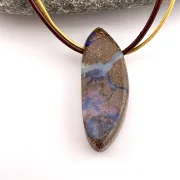 Magisches Farbspiel in Braun, Gold und Blau – Damenkette mit Boulder Opal