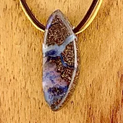 Magisches Farbspiel in Braun, Gold und Blau – Damenkette mit Boulder Opal