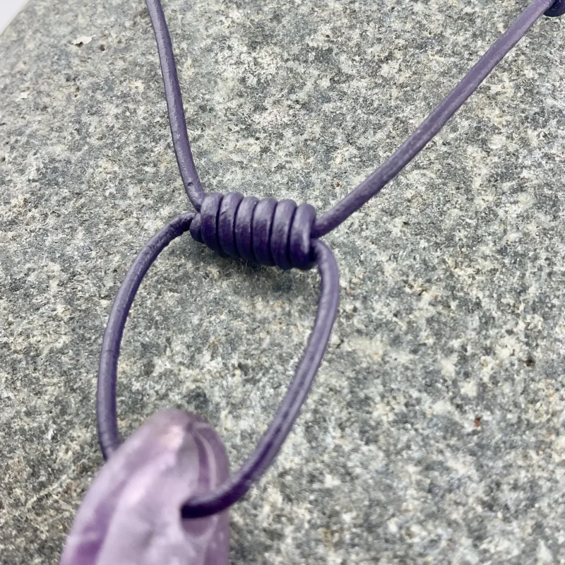 Chevron-Amethyst Halskette – Natürliche Schönheit mit besonderem Charme
