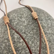 Outback-Jaspis Halskette mit doppeltem Lederband – Handgefertigter Edelsteinschmuck mit Kipphebelverschluss, 52 cm
