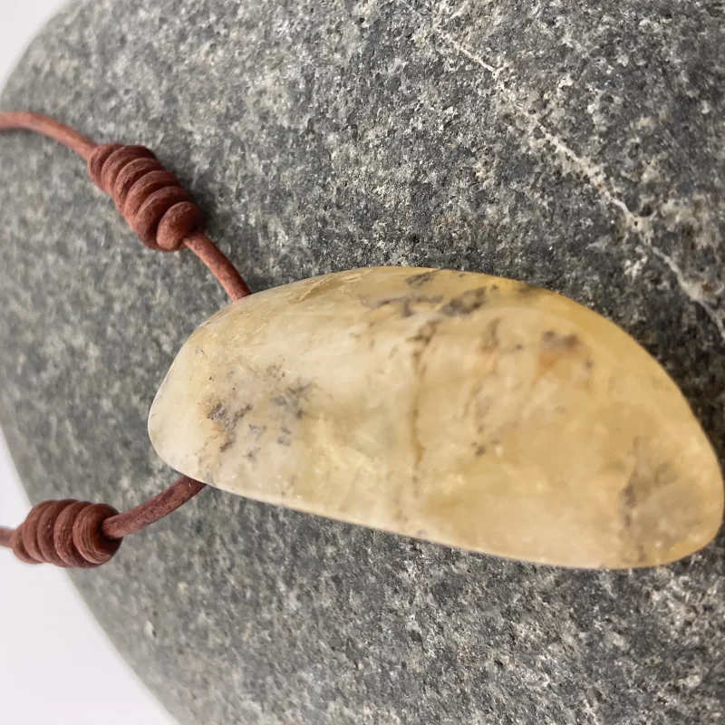 Elegante Halskette mit gelbem Opal – antikbraunes Rundleder & schwarzer Kipphebelverschluss