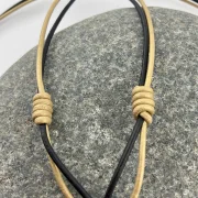 Goldene Wildnis – handgefertigte Lederkette mit Tigerauge & Falkenauge