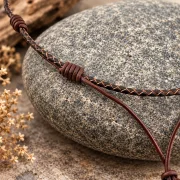 Spuren der Wildnis – Outback Jaspis in Leder | 49 cm